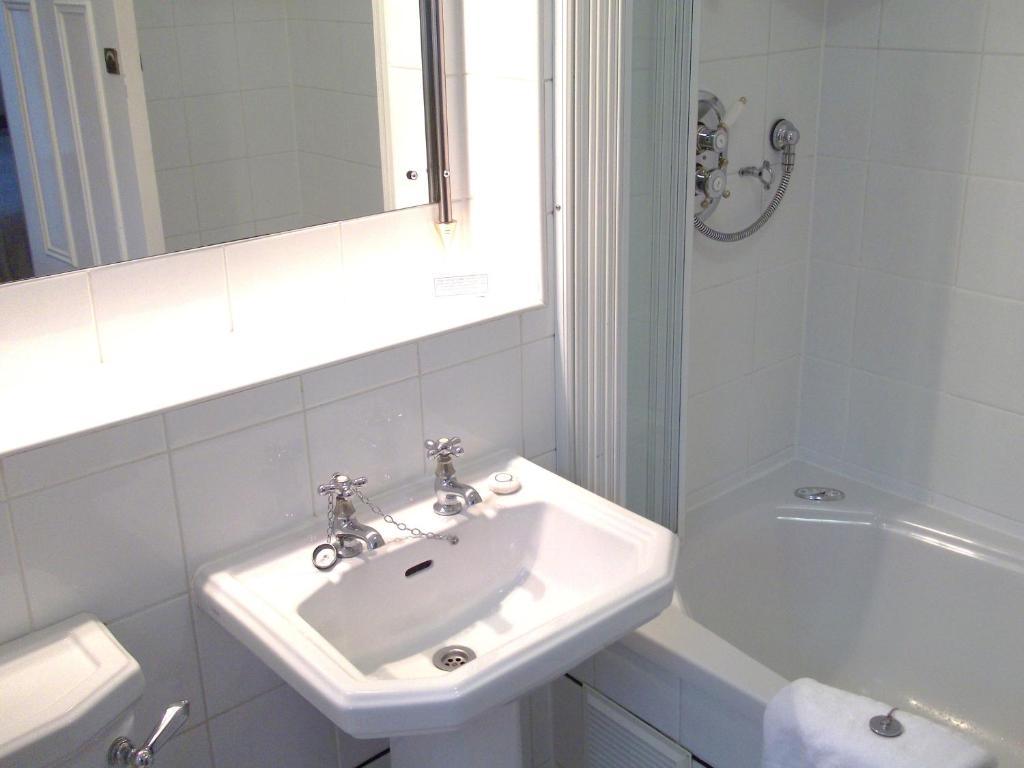 Newbury Manor Guest House Room photo
